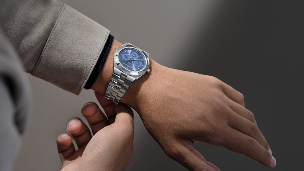 vacheron-constantin-overseas-perpetual-calendar-ultra-thin-khoac-sac-xanh-moi