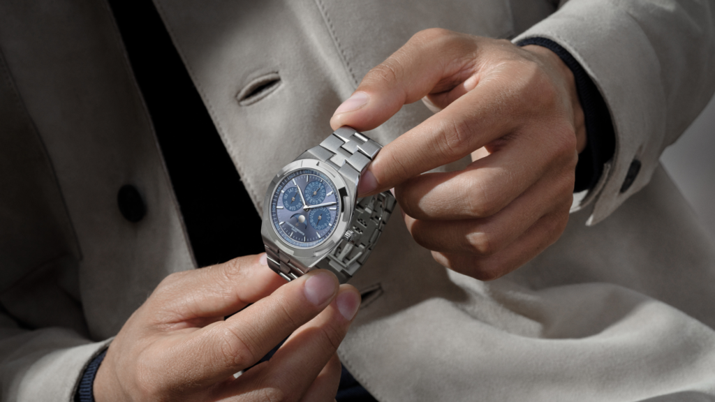 vacheron-constantin-overseas-perpetual-calendar-ultra-thin-khoac-sac-xanh-moi 2