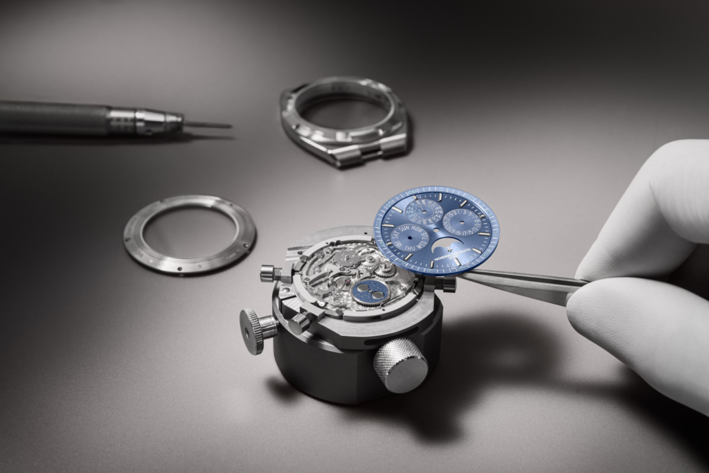 vacheron-constantin-overseas-perpetual-calendar-ultra-thin-khoac-sac-xanh-moi 5