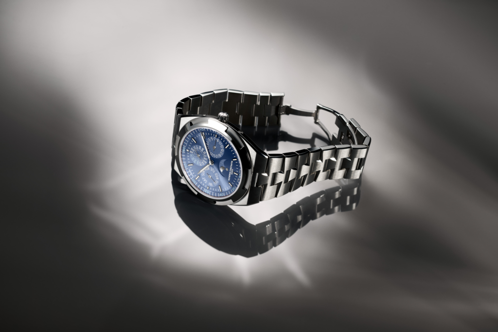 vacheron-constantin-overseas-perpetual-calendar-ultra-thin-khoac-sac-xanh-moi 6