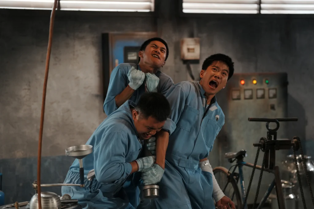 bo-sua-bay-tung-trailer-gay-to-mo-ve-the-gioi-di-biet 2