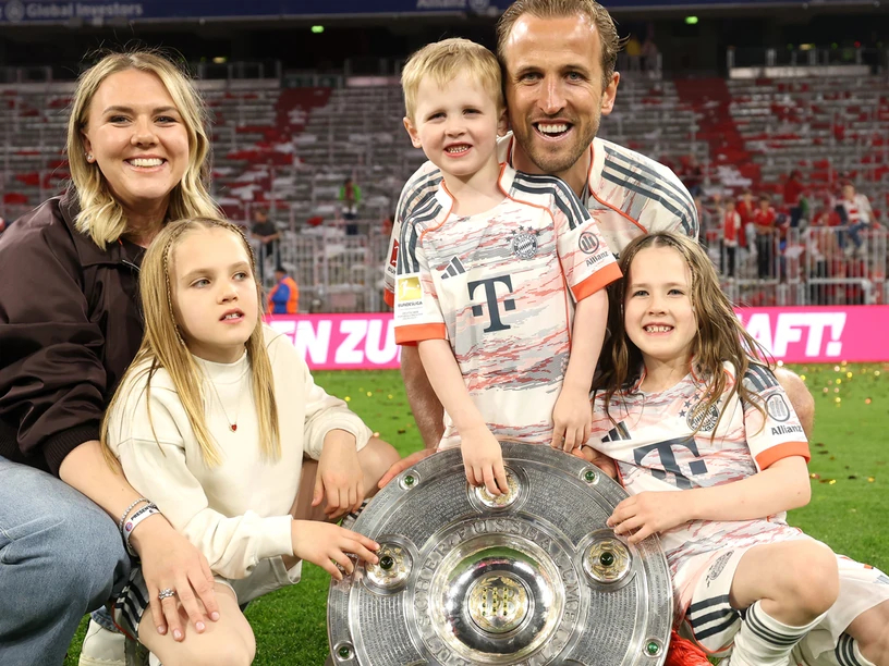 harry-kane-va-nguoi-ban-doi-di-qua-cung-nam-thang